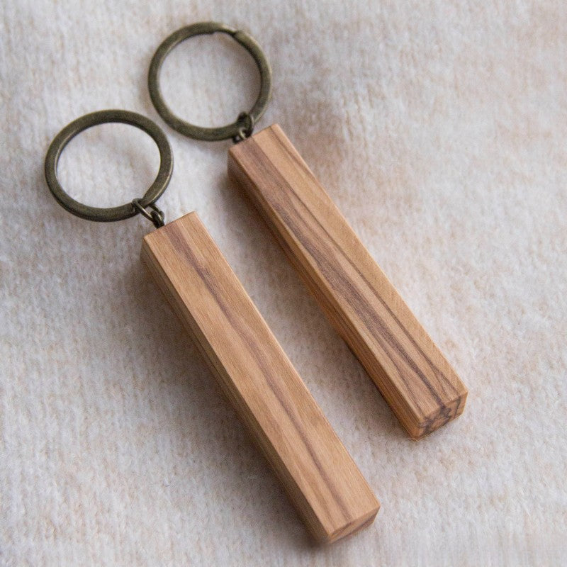 Xigura Patina handcrafted olive keychain, main view in soft natural light for a warm, quiet home.