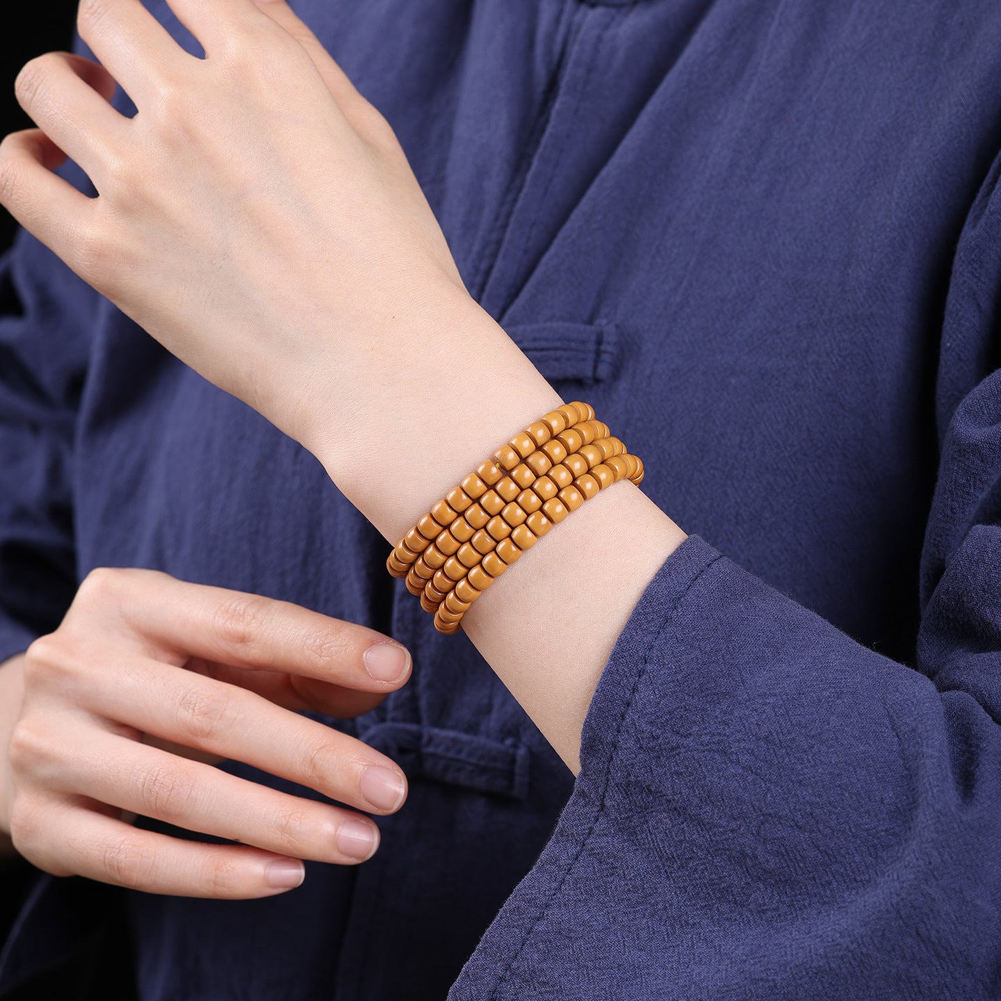 Xigura Patina handcrafted olive wood bracelet, handcrafted detail for a warm, quiet home.