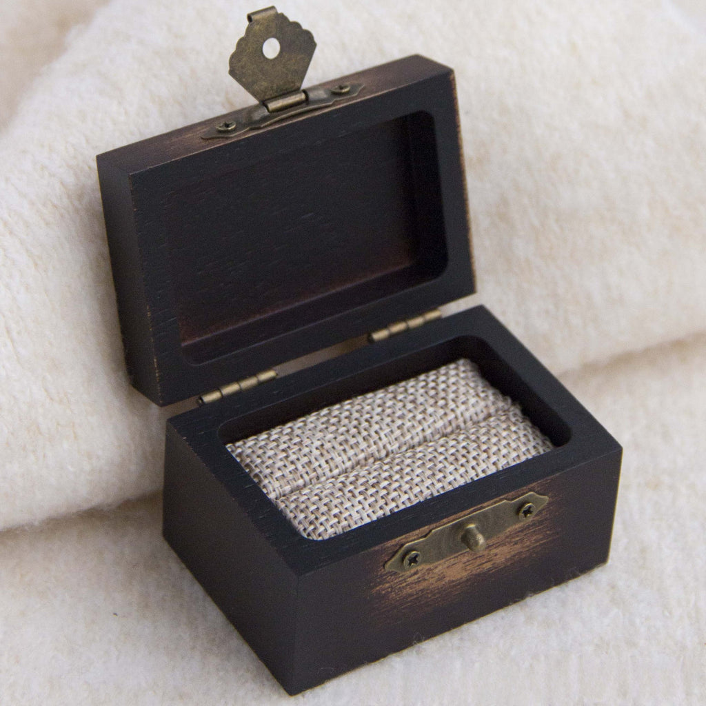 Xigura Patina handcrafted acacia jewelry box, natural grain detail for a warm, quiet home.