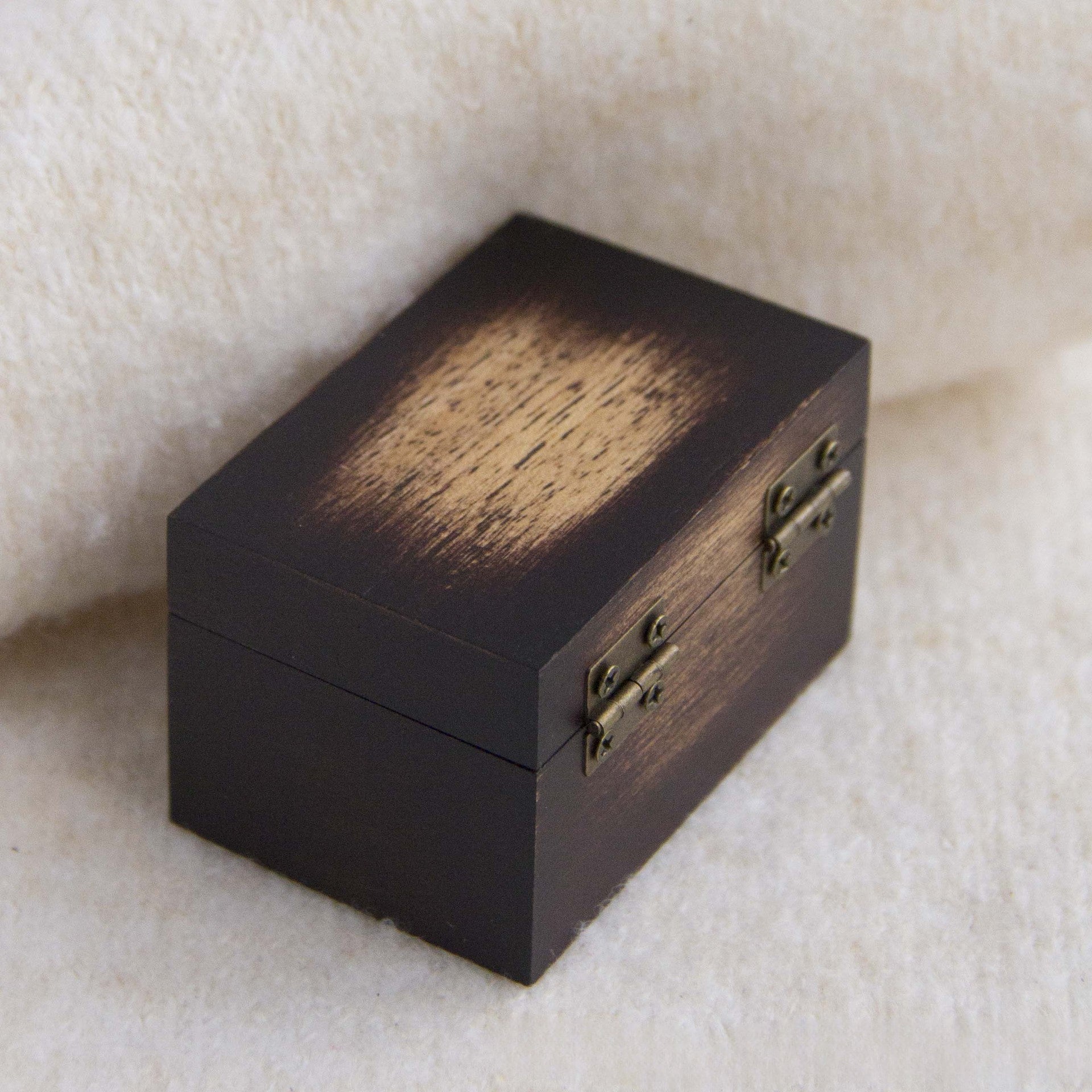 Xigura Patina handcrafted acacia jewelry box, slow living setting for a warm, quiet home.
