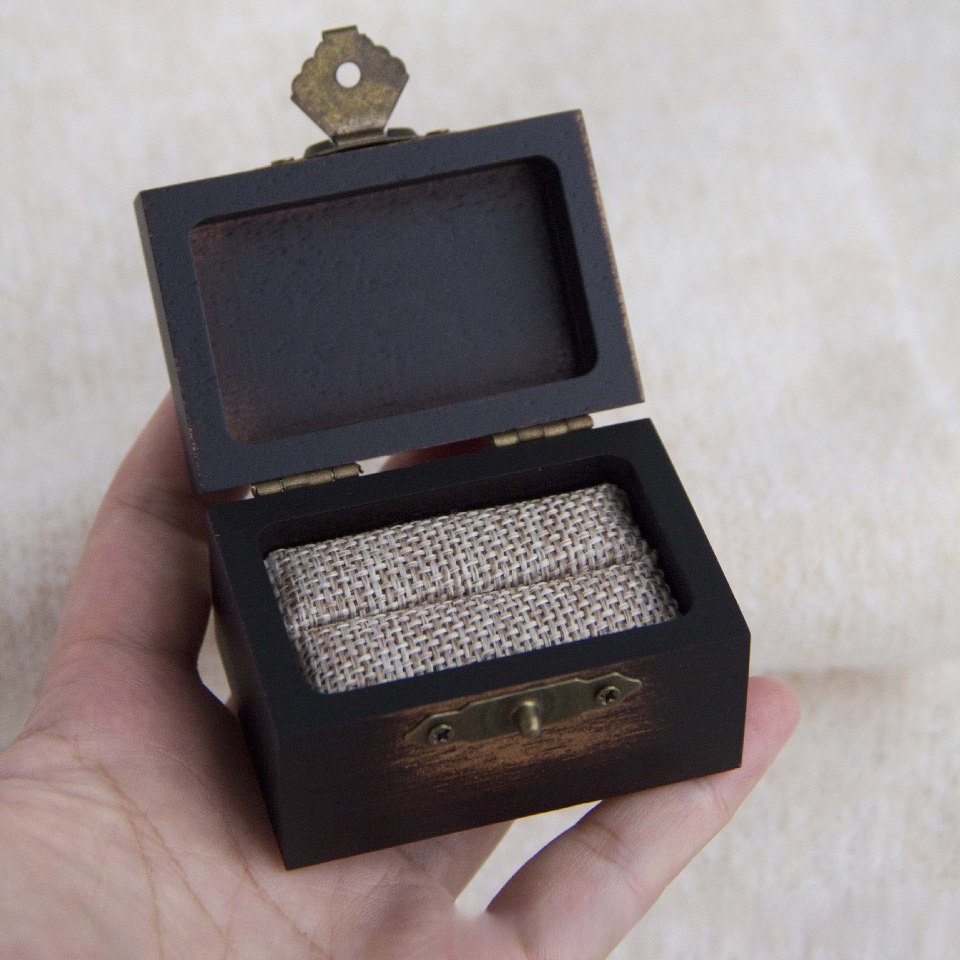 Xigura Patina handcrafted acacia jewelry box, handcrafted detail for a warm, quiet home.