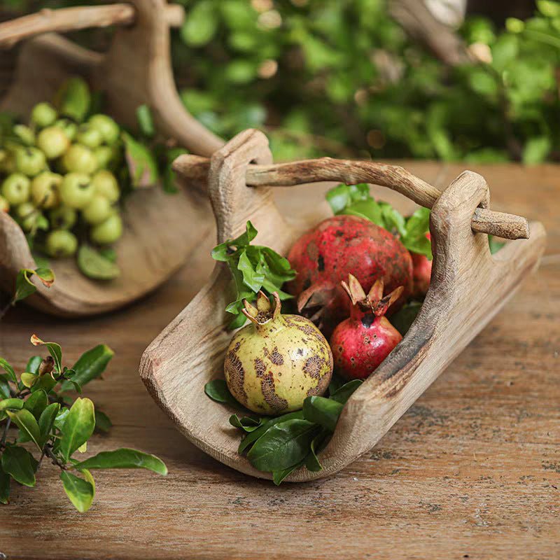 Natural willow wood basket used for storing fresh fruit, bringing a rustic handmade touch to the kitchen or dining table.