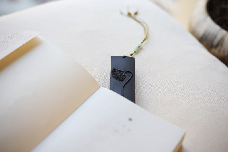 Xigura Patina handcrafted ebony bookmark, natural grain detail for a warm, quiet home.